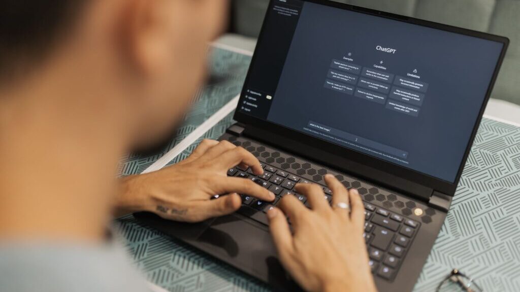 KI Inhalte kennzeichnen und am Laptop prüfen