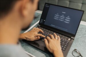 KI Inhalte kennzeichnen und am Laptop prüfen