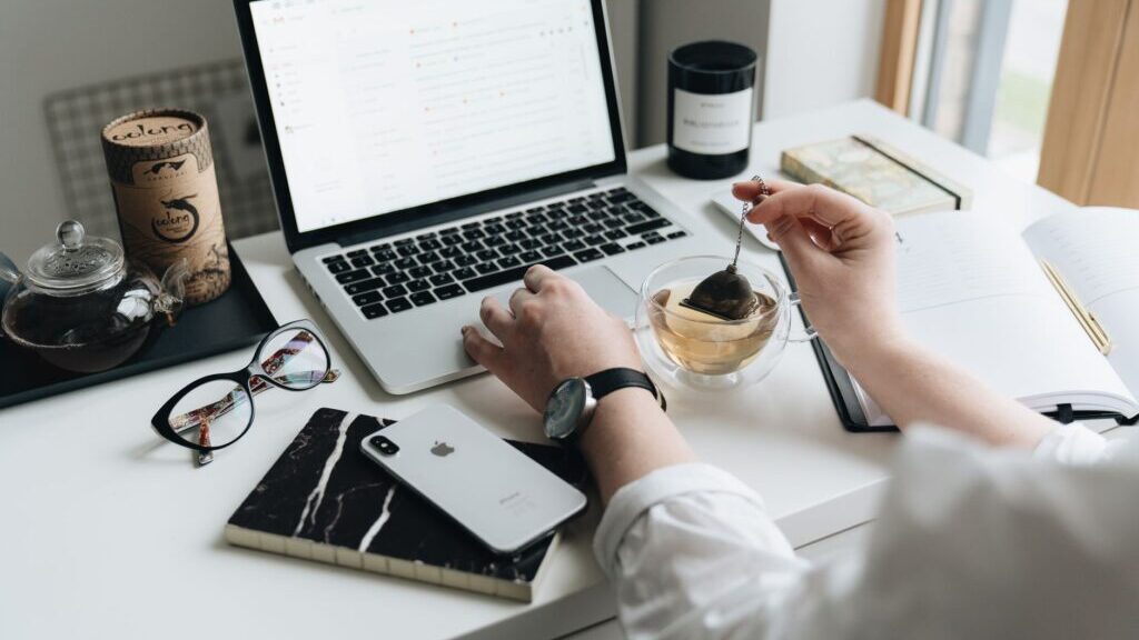 E Mail Liste aufbauen und Newsletter am Laptop planen