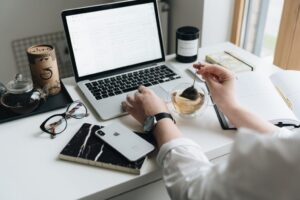 E Mail Liste aufbauen und Newsletter am Laptop planen