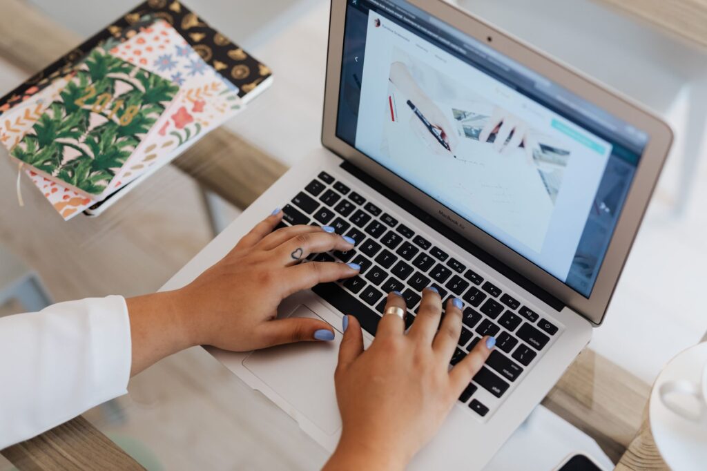 Redaktionsplan für Blog erstellen am Laptop