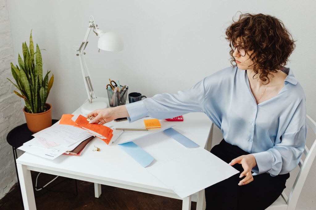Online Business Gewerbe anmelden und Unterlagen am Schreibtisch vorbereiten Belege und Einnahmen eines Online Business ordnen