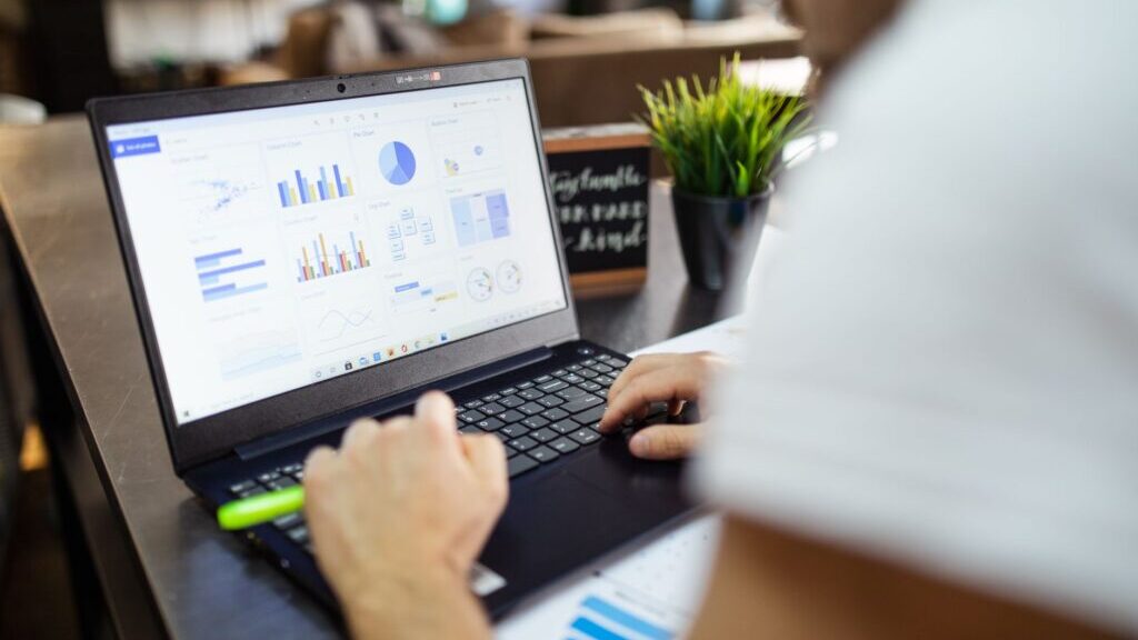Affiliate Nische finden und Themen am Laptop prüfen