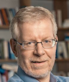 Thomas Blees im Porträt zur Masterclass Börsenpsychologie Erfahrungen mit Fokus auf Trading Psychologie und Anlegerverhalten. Thomas Blees im Porträt zur Masterclass Börsenpsychologie Erfahrungen mit Fokus auf Trading Psychologie und Anlegerverhalten.