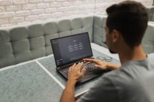 KI Modelle vergleichen und Aufgaben am Laptop testen