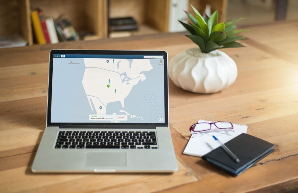 Perplexity für Recherche nutzen und verlinkte Quellen am Laptop prüfen