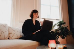 Nebenverdienst von zu Hause am Laptop vorbereiten