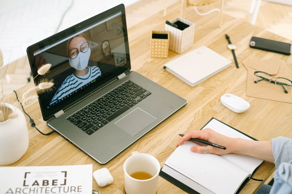 Virtuelle Assistenz bespricht einen Auftrag per Video