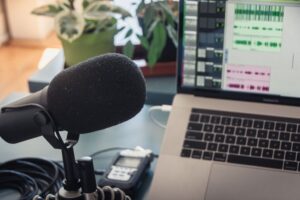 KI Stimme erstellen und eine Tonspur am Laptop vorbereiten