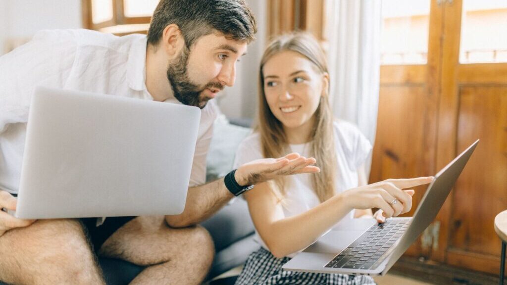 Reddit Affiliate Marketing und passende Community Regeln am Laptop prüfen