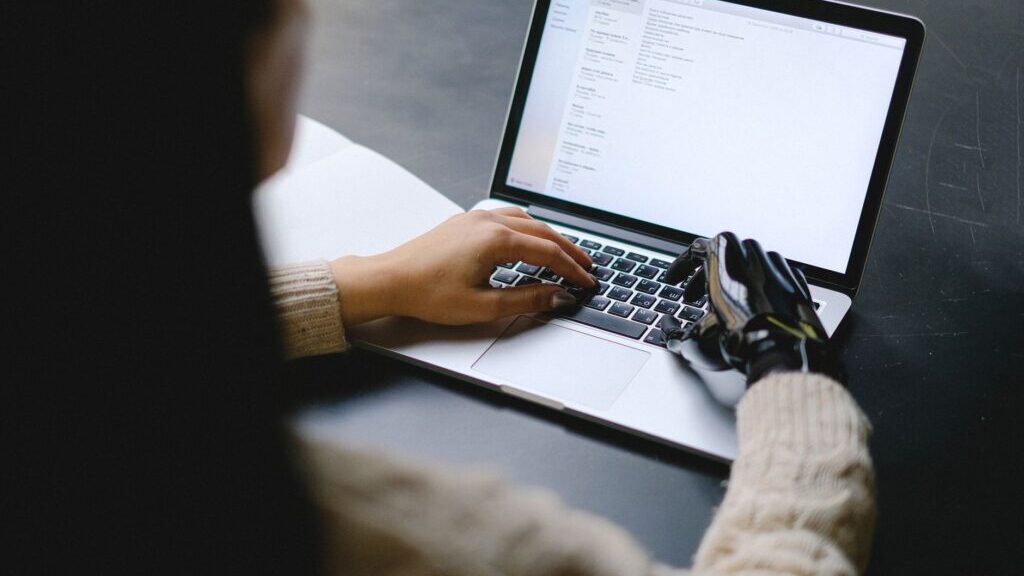 ChatGPT oder Claude für Blogtexte auf einem Laptop vergleichen