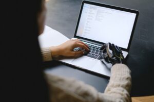 ChatGPT oder Claude für Blogtexte auf einem Laptop vergleichen