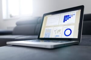 Google Search Console einrichten und Suchdaten am Laptop prüfen