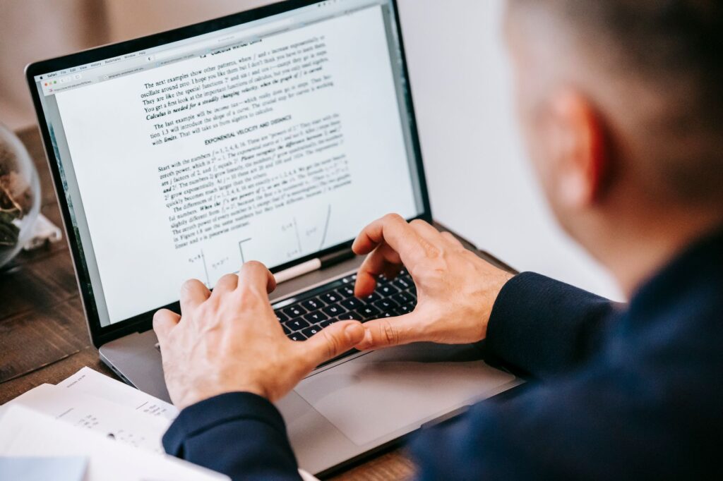 KI Blogtext am Computer mit einer Prüfliste überarbeiten