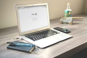 Google Trends nutzen und Blogthemen am Laptop vergleichen