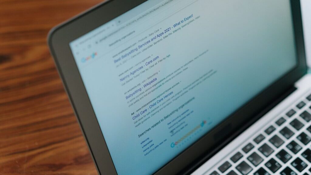 Suchintention verstehen und Suchergebnisse am Laptop prüfen