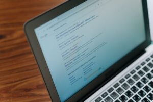 Suchintention verstehen und Suchergebnisse am Laptop prüfen