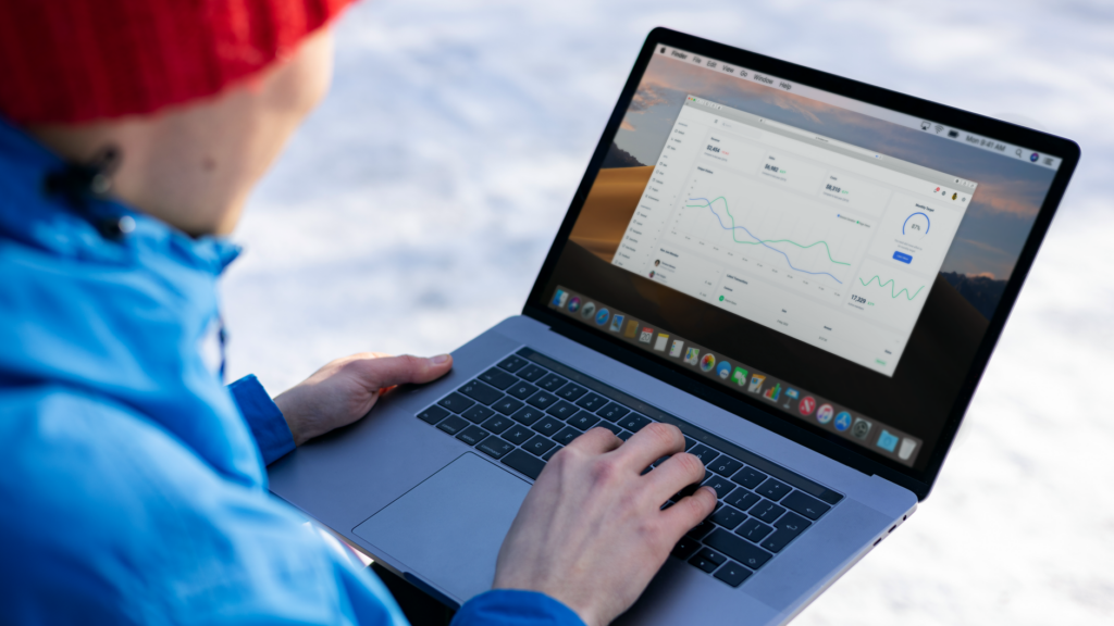 Website Traffic analysieren und Besucherquellen am Laptop prüfen
