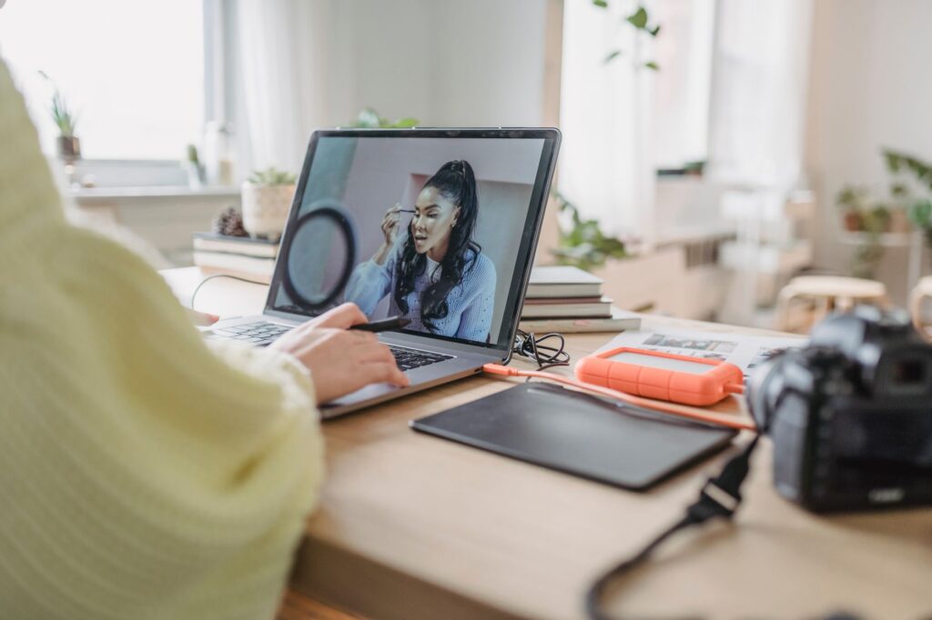 Großes Beitragsbild für Google Discover am Laptop vorbereiten