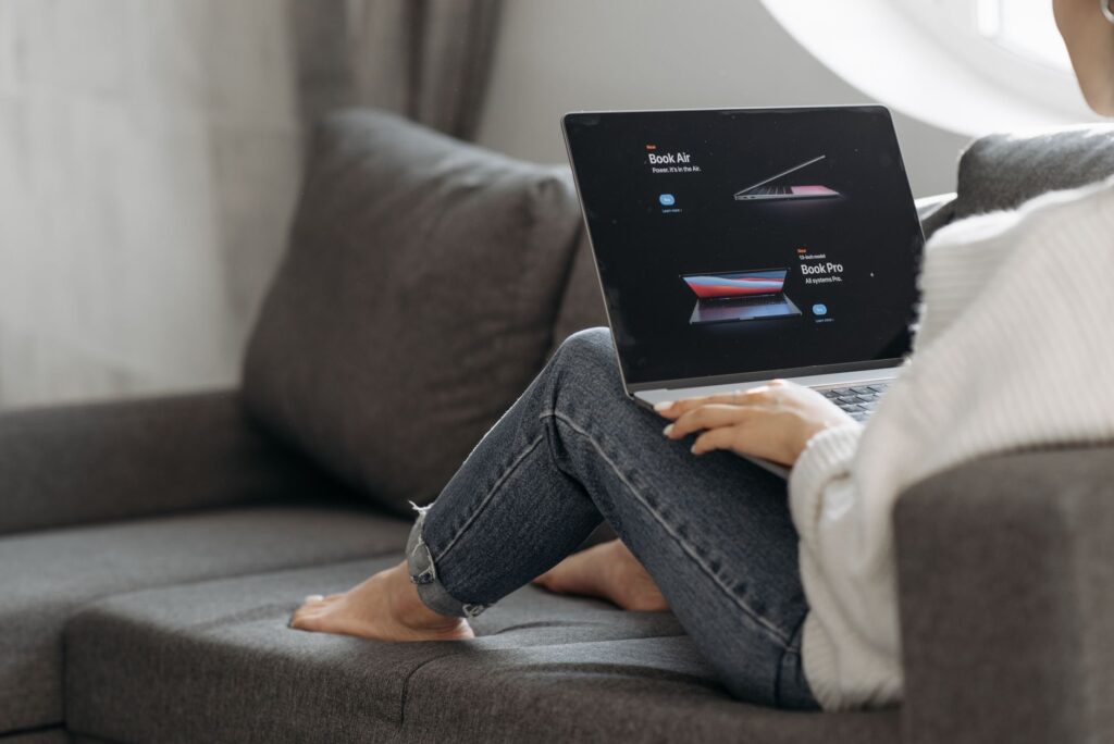 Amazon Produkte am Laptop nach Nutzen und Bedingungen vergleichen