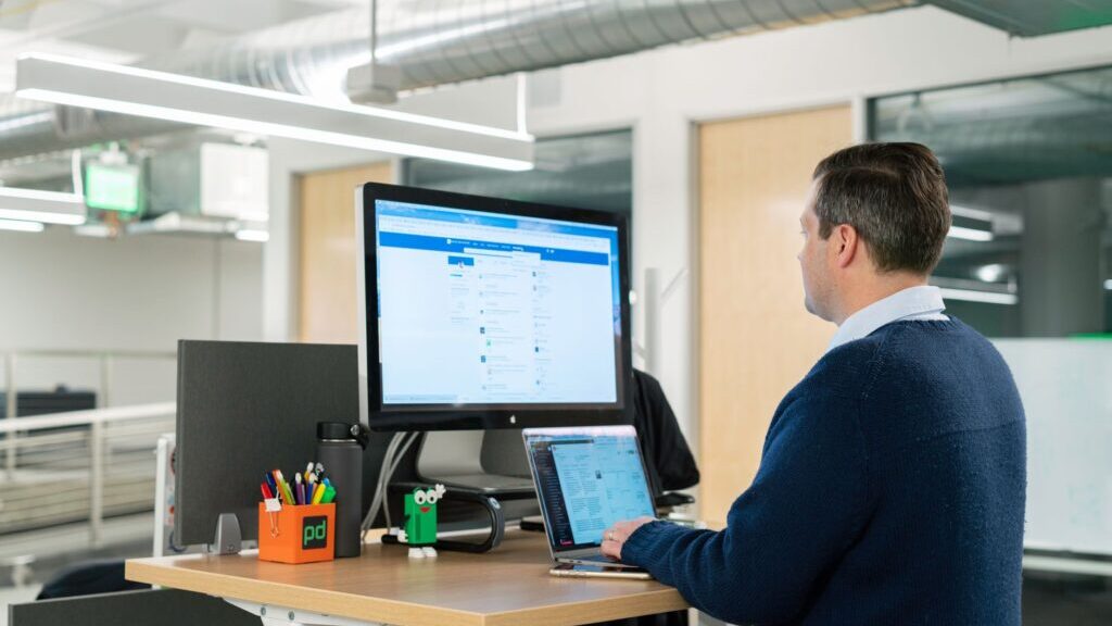 LinkedIn Affiliate Marketing am Laptop planen