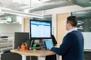 LinkedIn Affiliate Marketing am Laptop planen