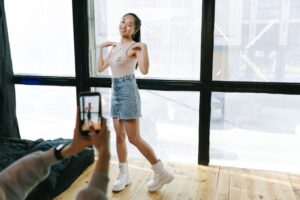 TikTok Cashflow mit KI Produktcheck am Smartphone