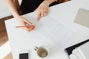 KI Texte menschlich schreiben und den Entwurf von Hand prüfen