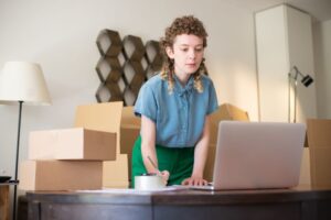 Produkttester werden und ein Testprodukt am Schreibtisch prüfen