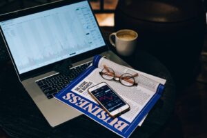 Affiliate Netzwerk mit Partnerprogrammen und Produkten am Laptop vergleichen