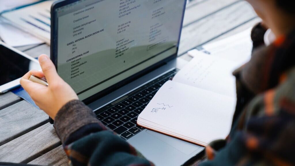 NotebookLM für Blogrecherche am Laptop einsetzen