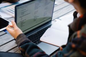 NotebookLM für Blogrecherche am Laptop einsetzen