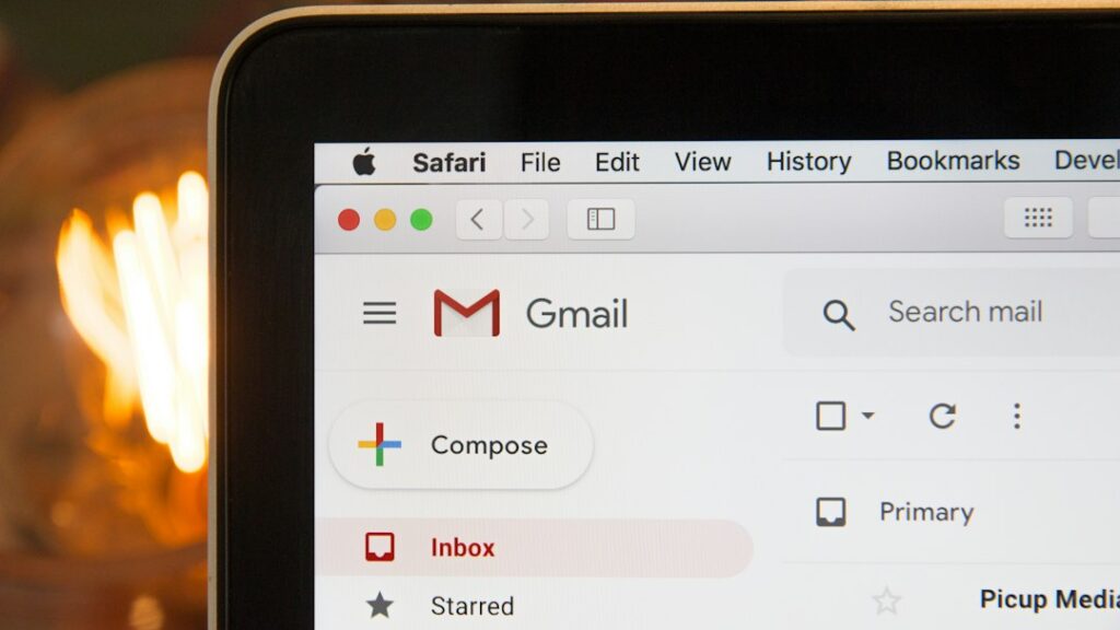 Newsletter Abmeldelink gestalten: E Mail Postfach am Laptop