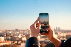 Fotos mit Apps verkaufen: Stadtsilhouette mit dem Smartphone fotografieren