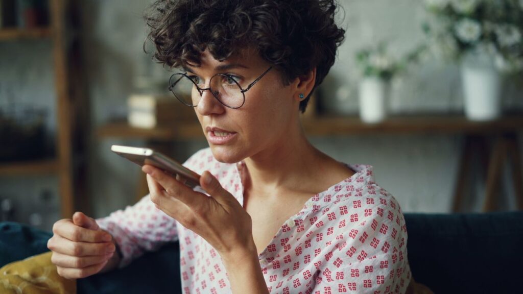 ChatGPT Sprachmodus für Ideen: Frau spricht ihre Gedanken ins Smartphone
