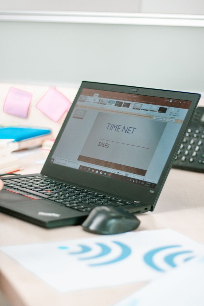 Affiliate-Werbung und Mailer-Ergebnisse am Laptop kontrollieren