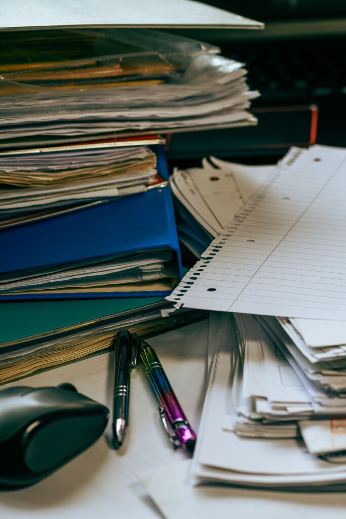 Geordnete Unterlagen und Notizen für die Pflege eines Newsletter Archivs