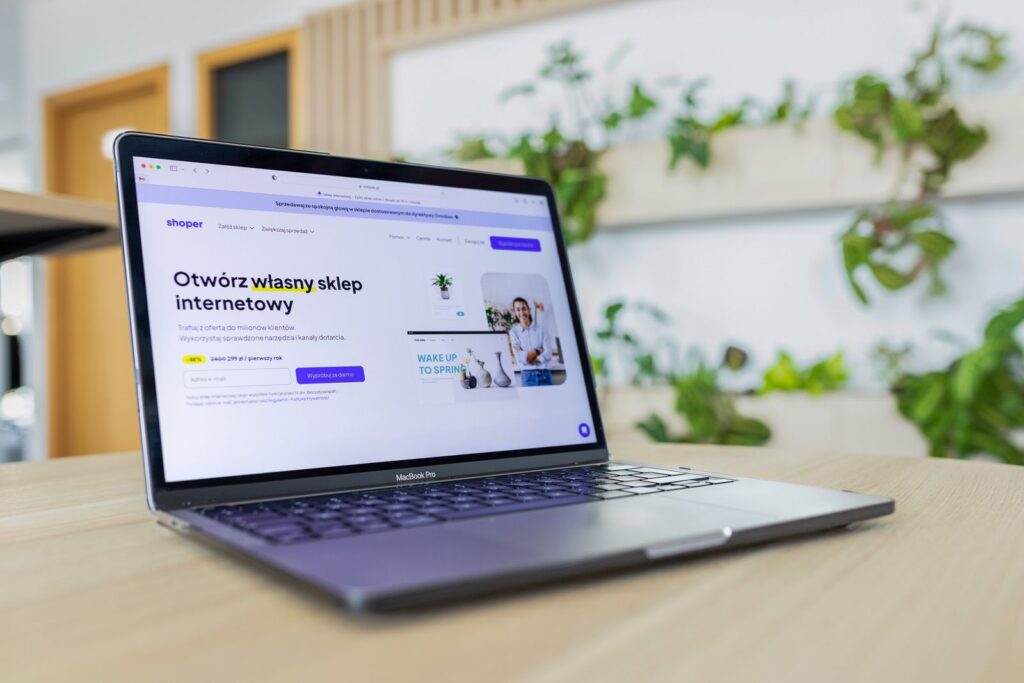 Digitaler Verkaufsprozess mit Laptop als Beispiel für einen automatisierten Funnel