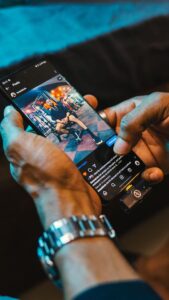Pinterest Pin Links prüfen auf einem Smartphone mit geöffnetem Social Media Inhalt