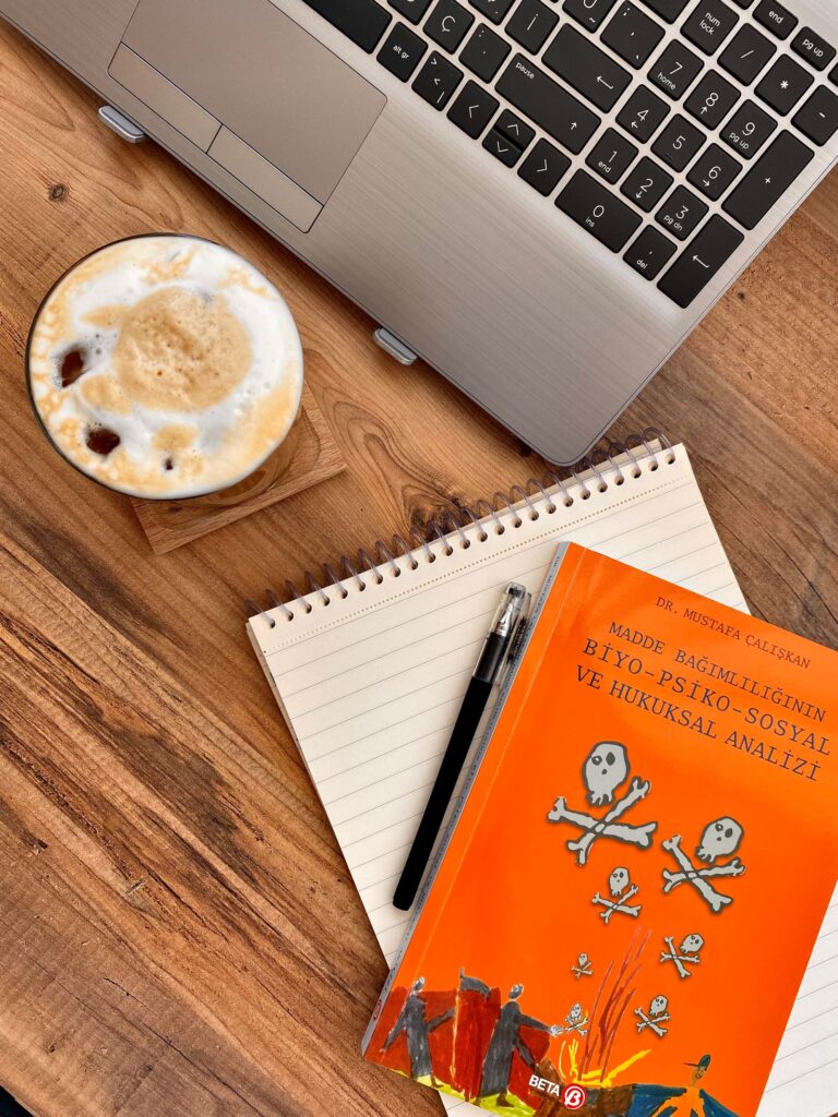 Digitale Produkte und E Books mit Laptop und Notizbuch planen