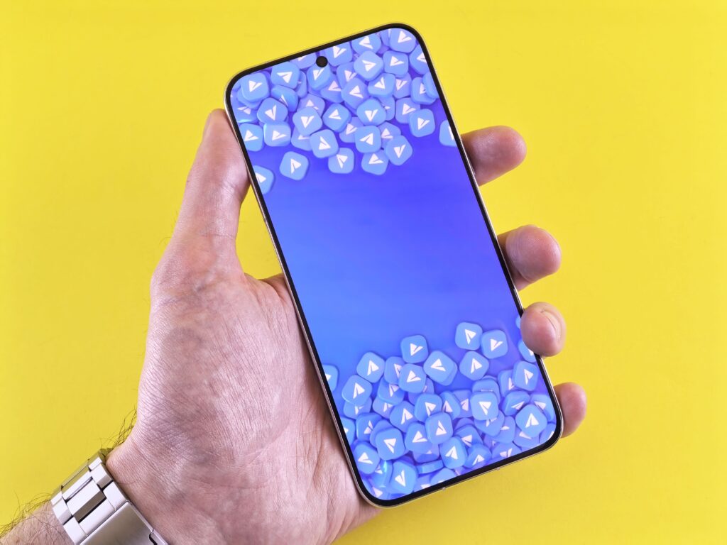 Smartphone mit verschiedenen Social Media Symbolen