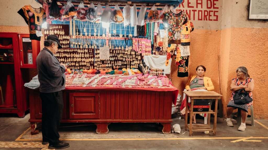 Etsy für Einsteiger an einem Marktstand mit handgefertigten Produkten