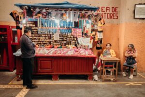Etsy für Einsteiger an einem Marktstand mit handgefertigten Produkten