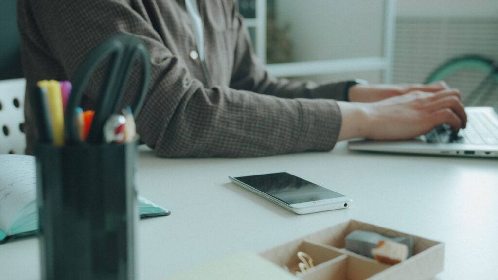 Social-Media-Content mit Smartphone und Laptop planen und bearbeiten