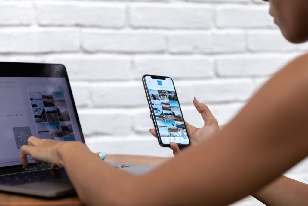 Social-Media-Content mit Laptop und Smartphone für Reels und Kurzvideos planen