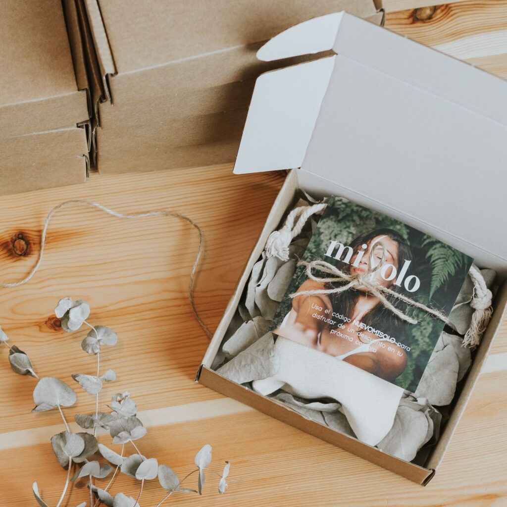Nachhaltig verpacktes Paket für eine Etsy Bestellung