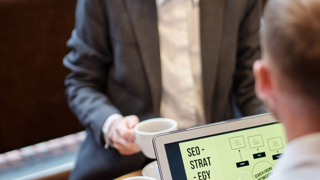 SEO Snippet optimieren bei einer Besprechung am Laptop
