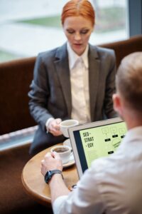 SEO Snippet optimieren bei einer Besprechung am Laptop