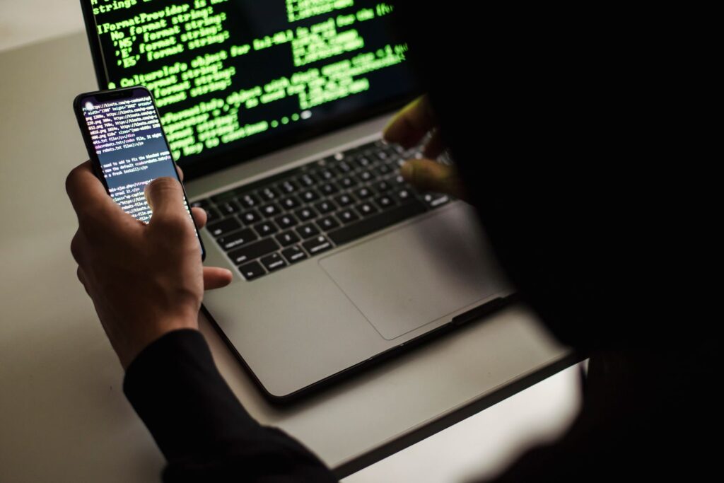 Social Media Automatisierung mit Laptop und Smartphone für KI Reels