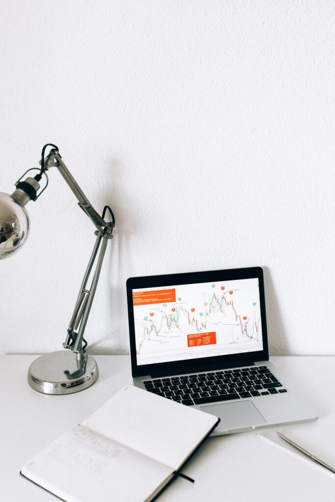 Affiliate-Marketing Kennzahlen und Prozesse strukturiert am Laptop auswerten